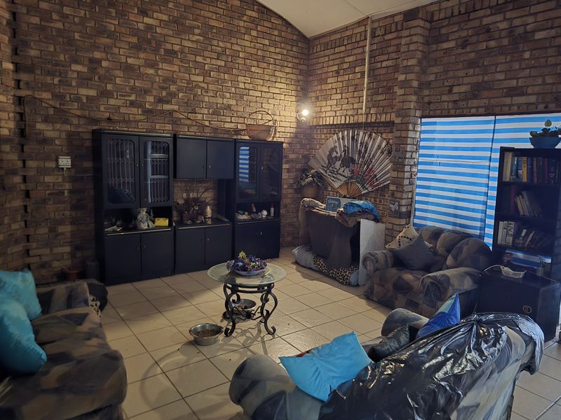 Beautifully Designed Home in a Peaceful Mooinooi Cul-de-Sac - Photo 3