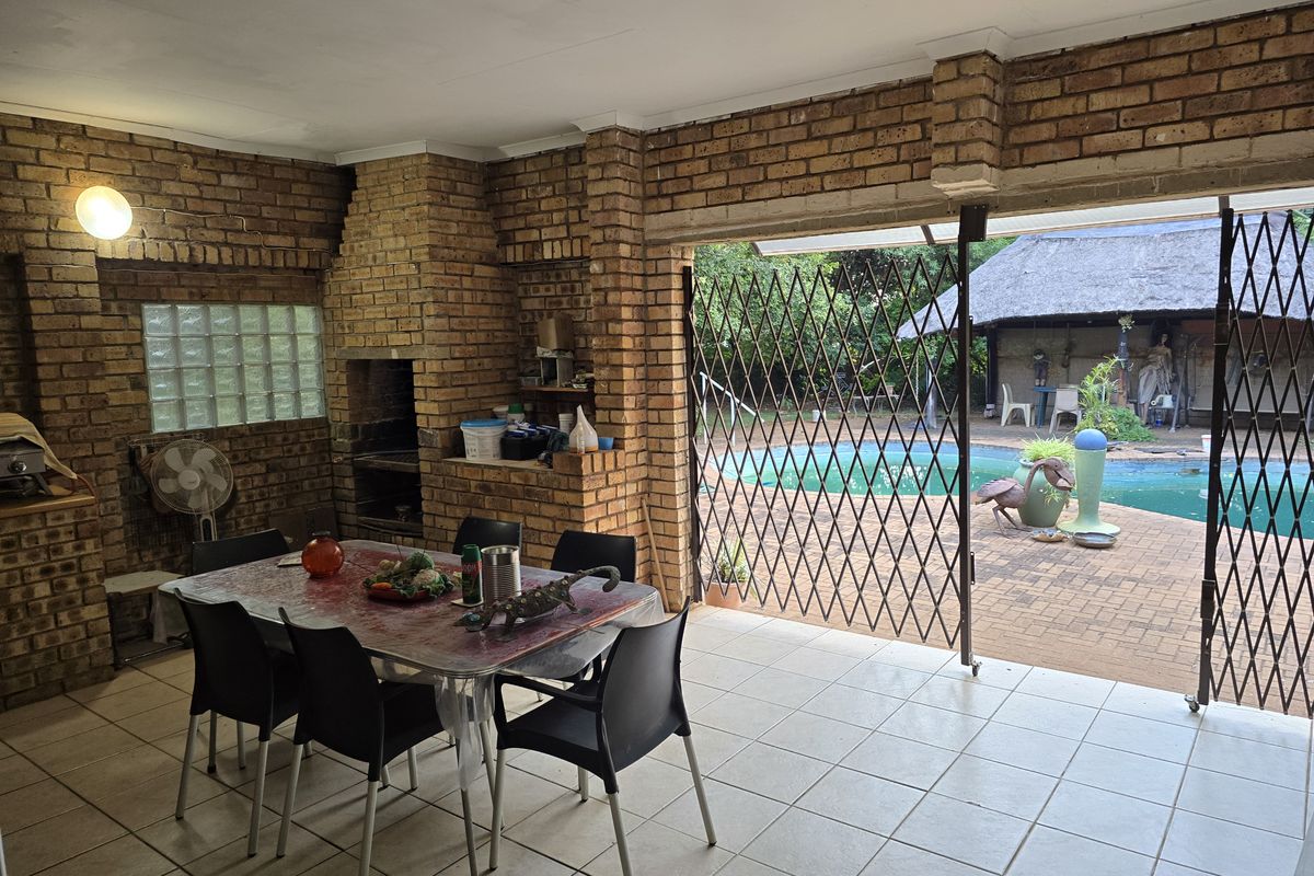 Beautifully Designed Home in a Peaceful Mooinooi Cul-de-Sac - Photo 2