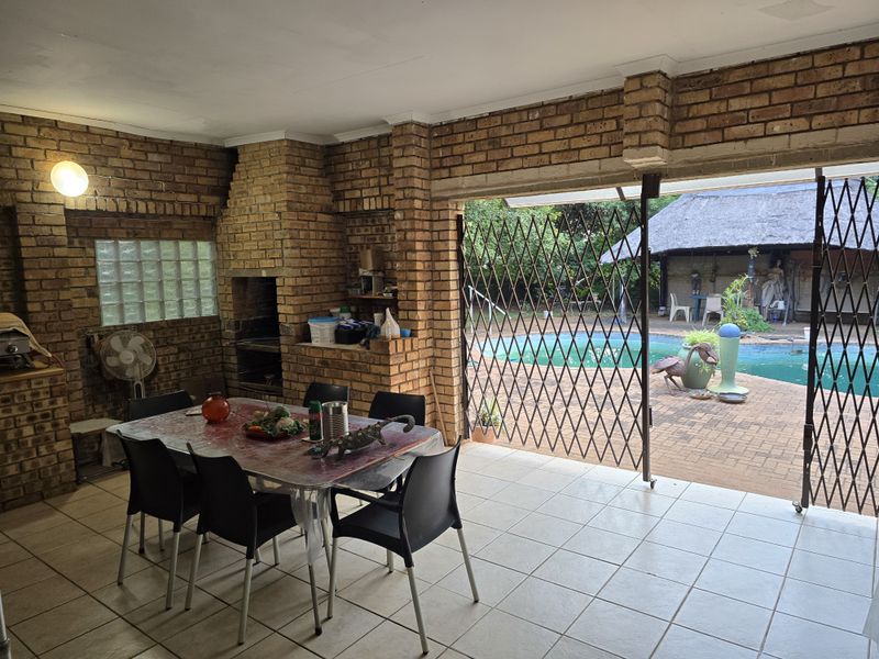 Beautifully Designed Home in a Peaceful Mooinooi Cul-de-Sac - Photo 2