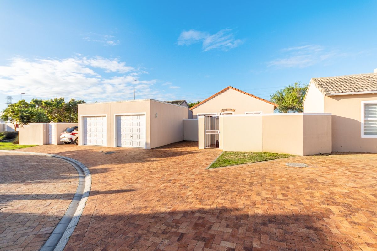 Family home in secure estate! - Photo 2