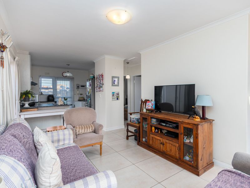 Family home in secure estate! - Photo 6