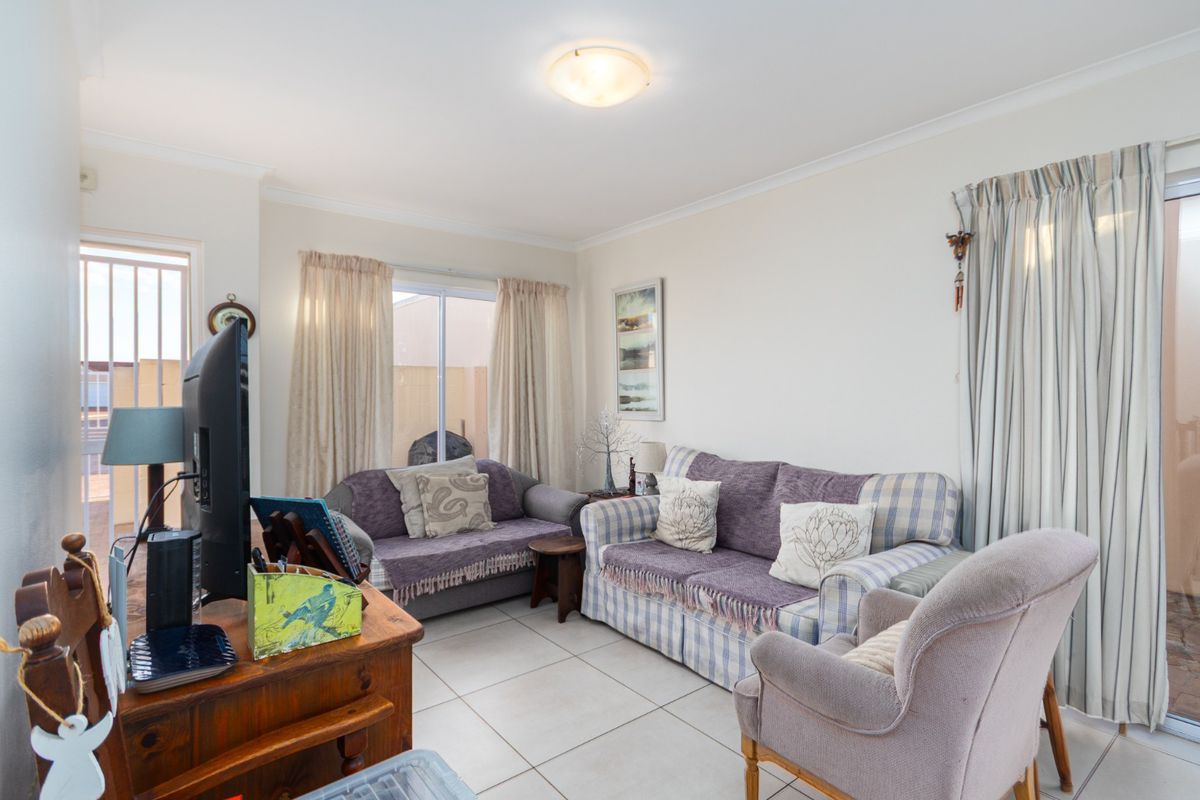 Family home in secure estate! - Photo 4