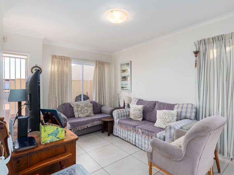 Family home in secure estate! - Photo 4