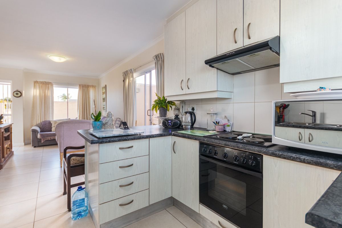 Family home in secure estate! - Photo 3