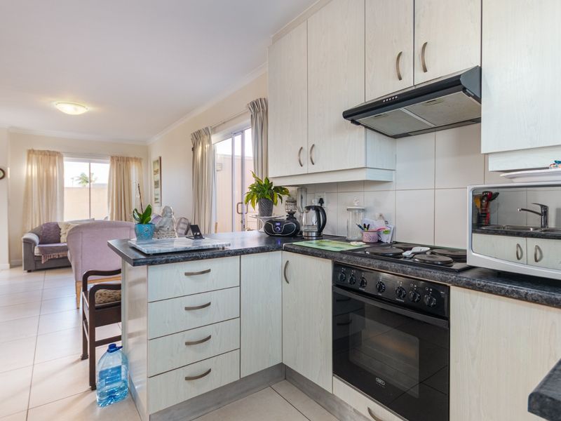 Family home in secure estate! - Photo 3