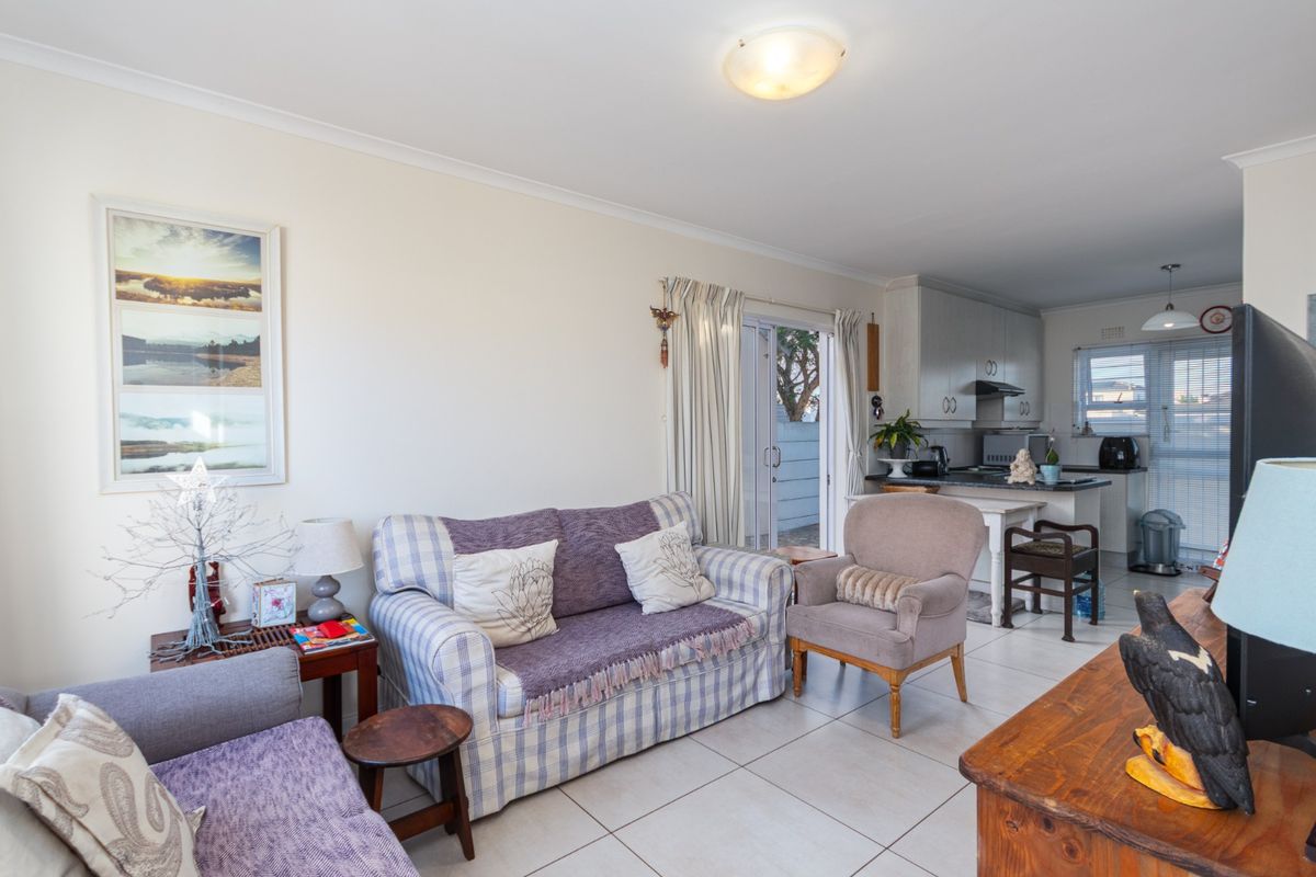 Family home in secure estate! - Photo 5