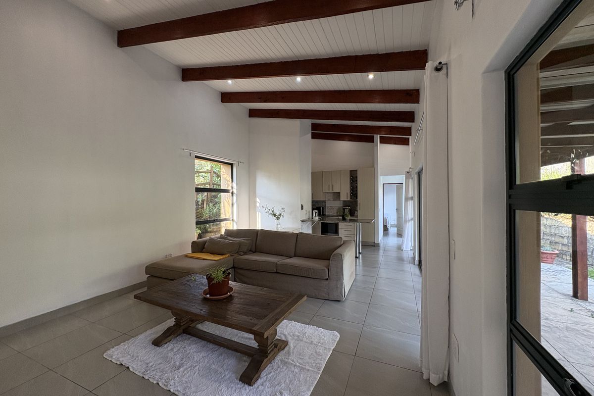 GORGEOUS 3-BEDROOM HOME IN PALM LAKES. - Photo 3