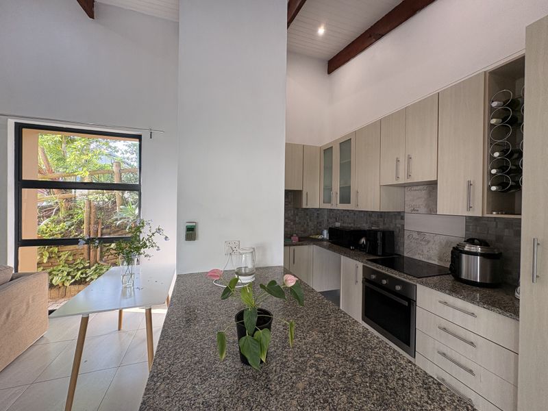 GORGEOUS 3-BEDROOM HOME IN PALM LAKES. - Photo 10