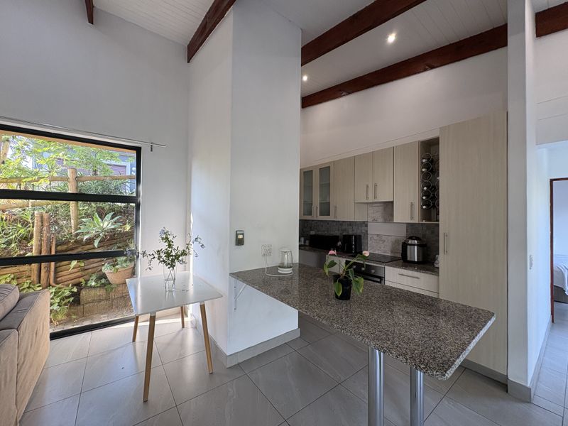 GORGEOUS 3-BEDROOM HOME IN PALM LAKES. - Photo 9