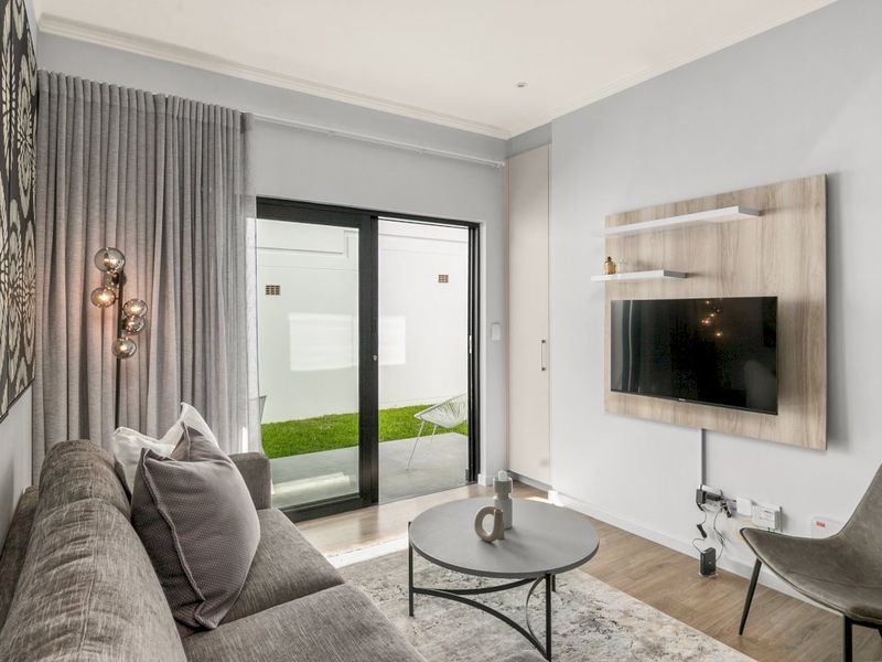 Ground floor 2 bedroom 2 bathroom furnished unit in Rosebank - Photo 10