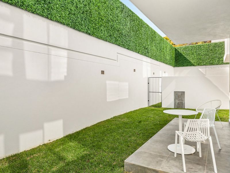 Ground floor 2 bedroom 2 bathroom furnished unit in Rosebank - Photo 3