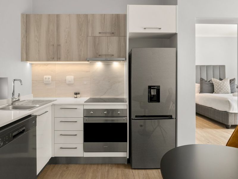 Ground floor 2 bedroom 2 bathroom furnished unit in Rosebank - Photo 4