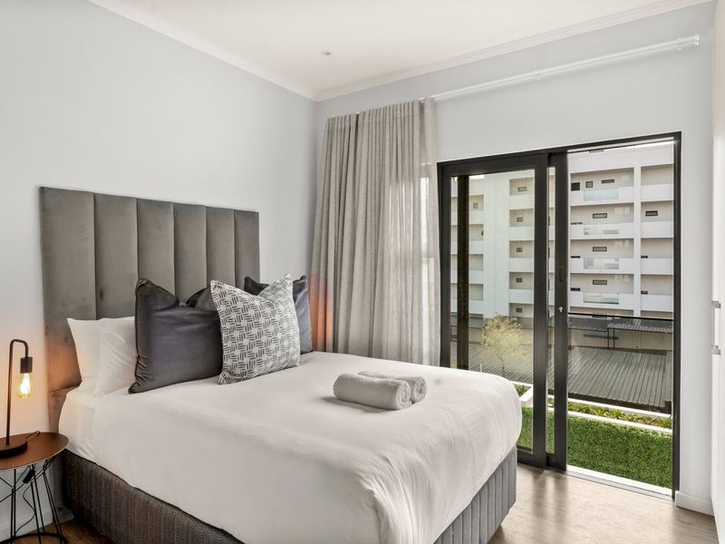 Ground floor 2 bedroom 2 bathroom furnished unit in Rosebank - Photo 2