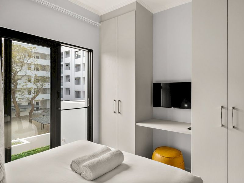 Ground floor 2 bedroom 2 bathroom furnished unit in Rosebank - Photo 5