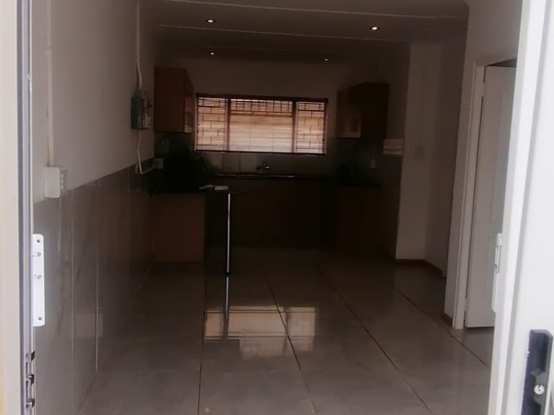 Modern 1-Bedroom Flat To Let - Photo 10