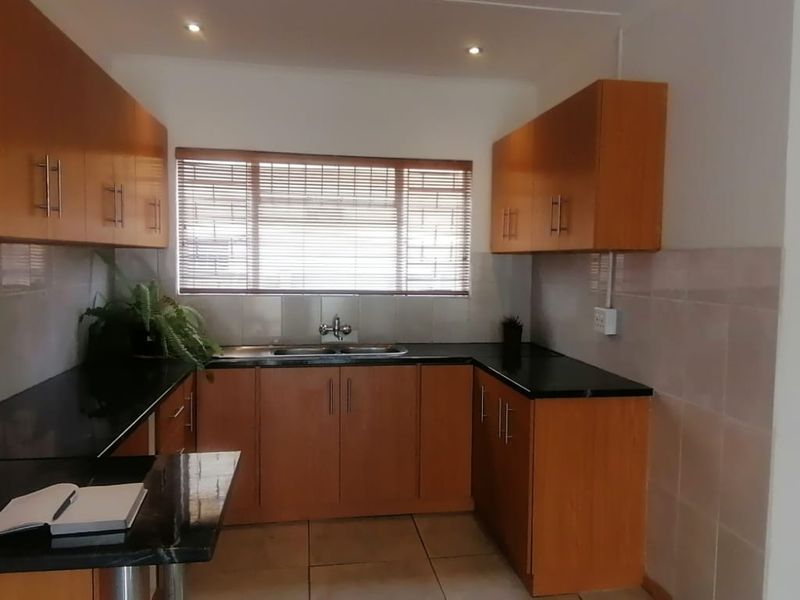 Modern 1-Bedroom Flat To Let - Photo 8