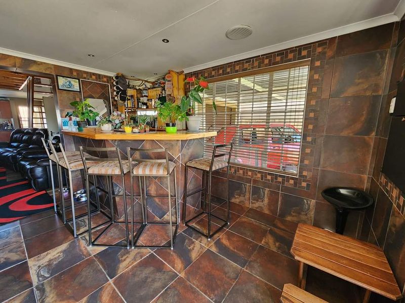 Immaculate Home in a secured estate in Sonneveld - Photo 10