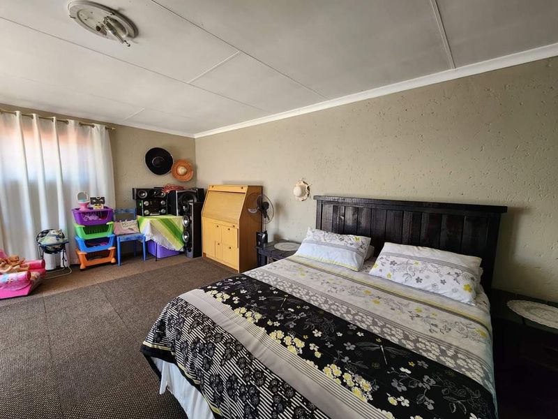 Immaculate Home in a secured estate in Sonneveld - Photo 7