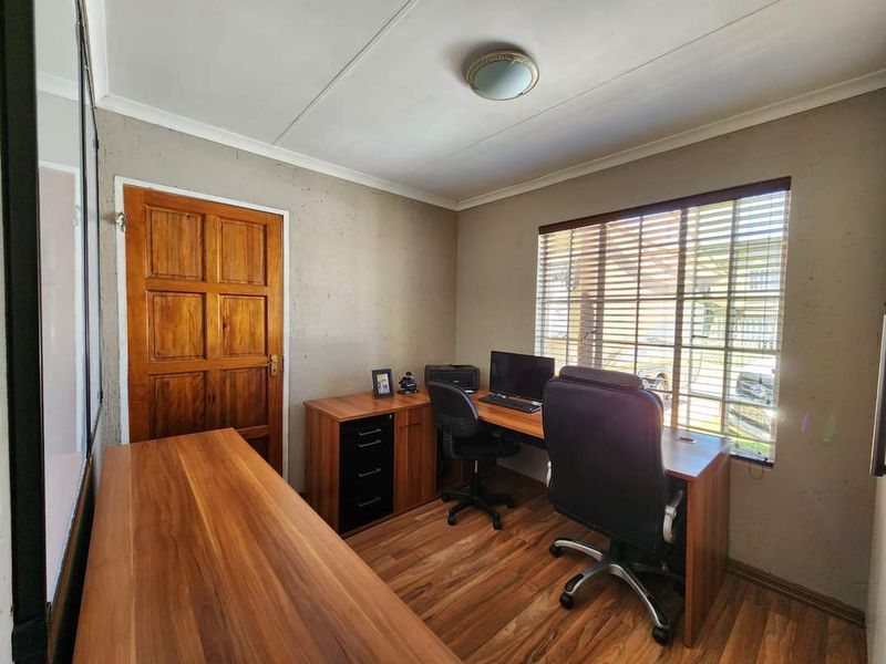 Immaculate Home in a secured estate in Sonneveld - Photo 6