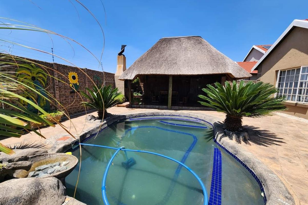 Immaculate Home in a secured estate in Sonneveld - Photo 3