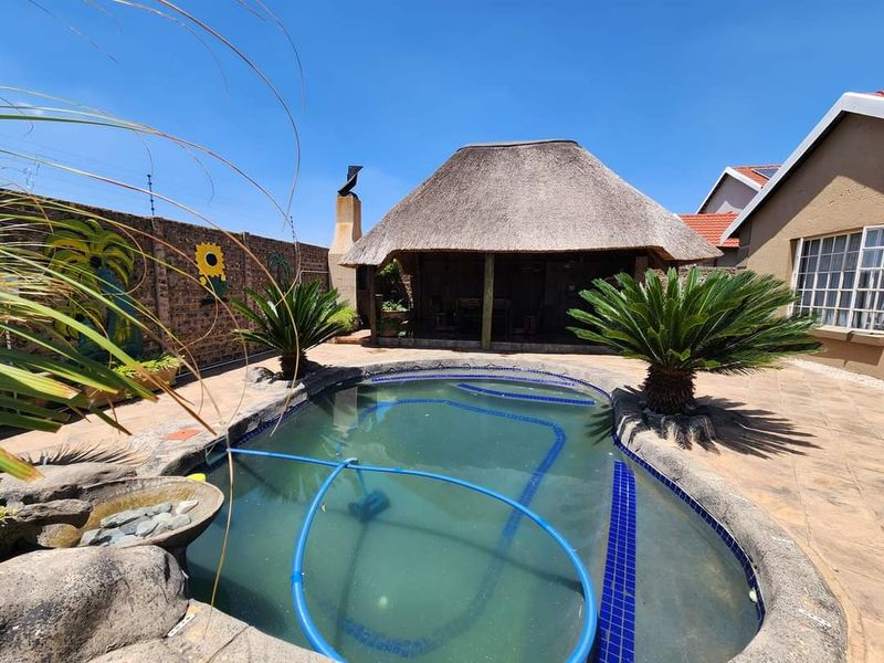 Immaculate Home in a secured estate in Sonneveld - Photo 3