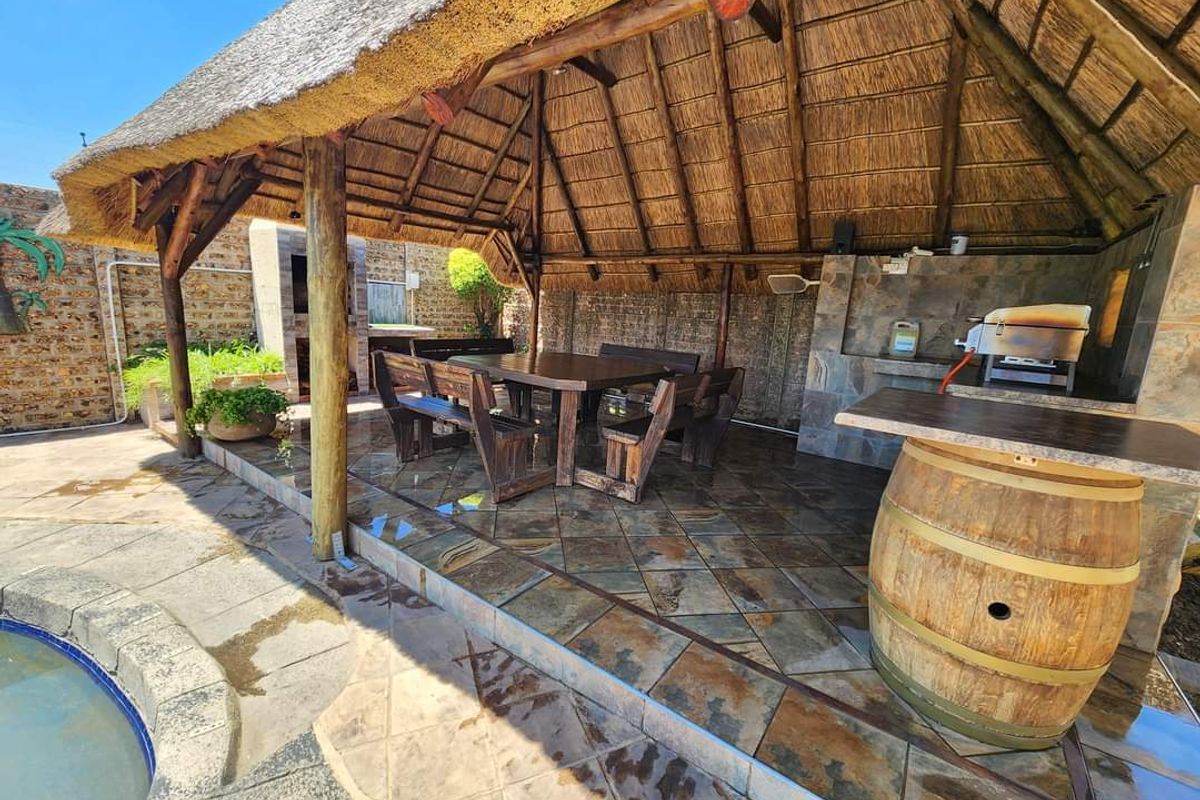 Immaculate Home in a secured estate in Sonneveld - Photo 2