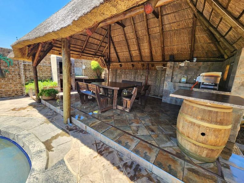 Immaculate Home in a secured estate in Sonneveld - Photo 2