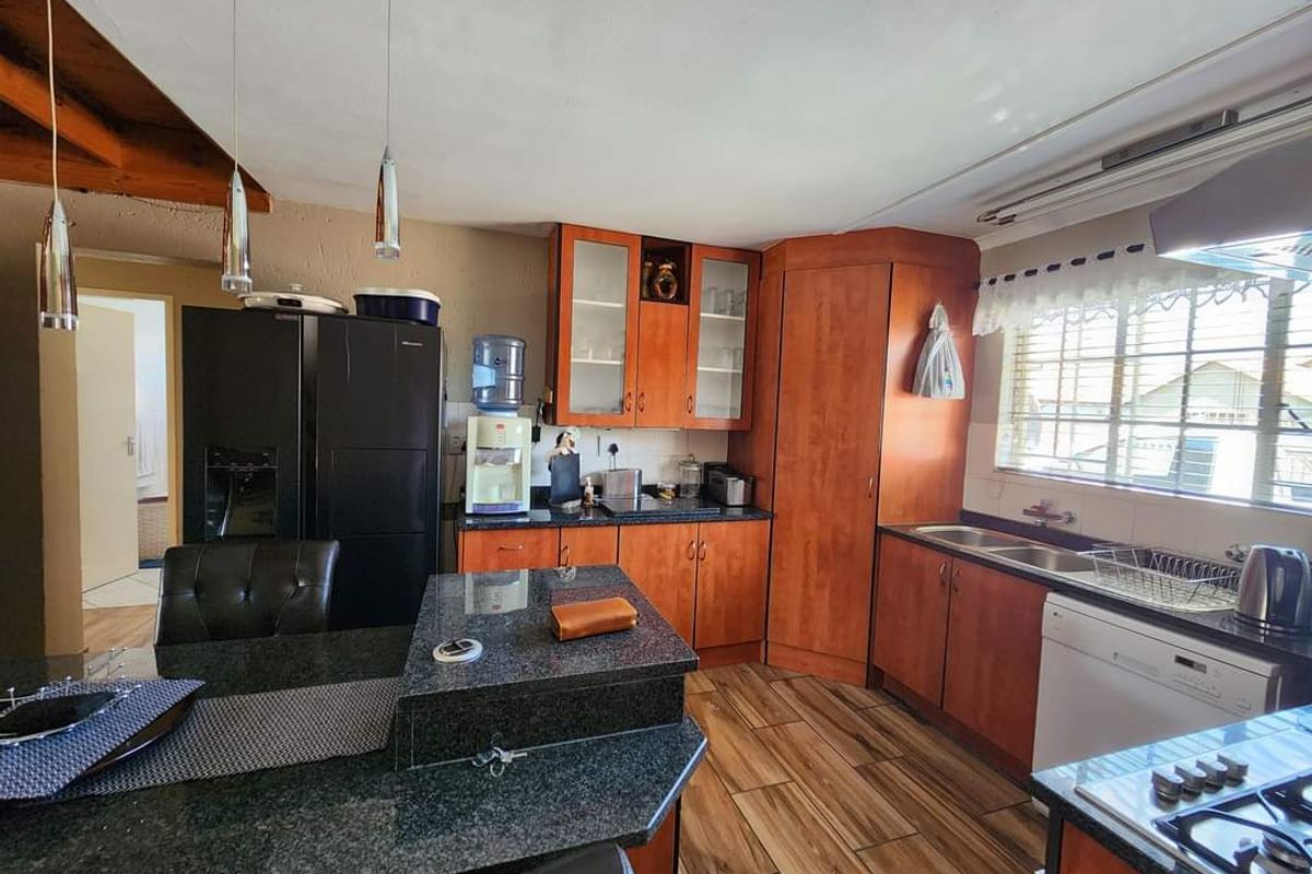 Immaculate Home in a secured estate in Sonneveld - Photo 5