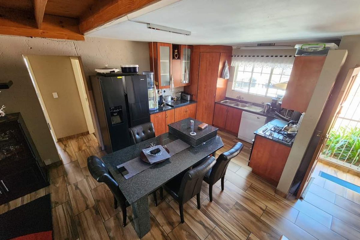 Immaculate Home in a secured estate in Sonneveld - Photo 4