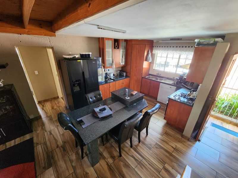 Immaculate Home in a secured estate in Sonneveld - Photo 4