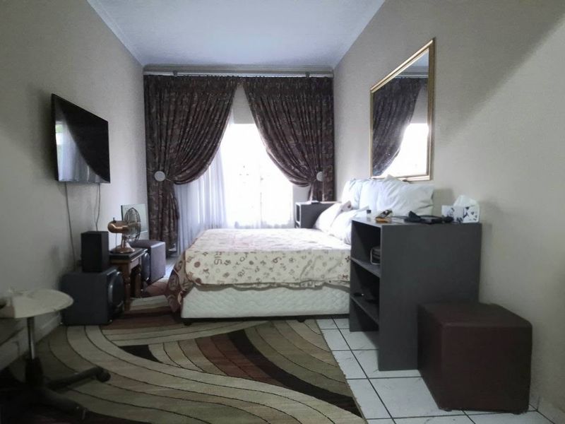 Spacious and Low maintenance 4 bedroom home - Photo 9