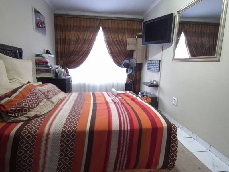 Spacious and Low maintenance 4 bedroom home - Photo 7