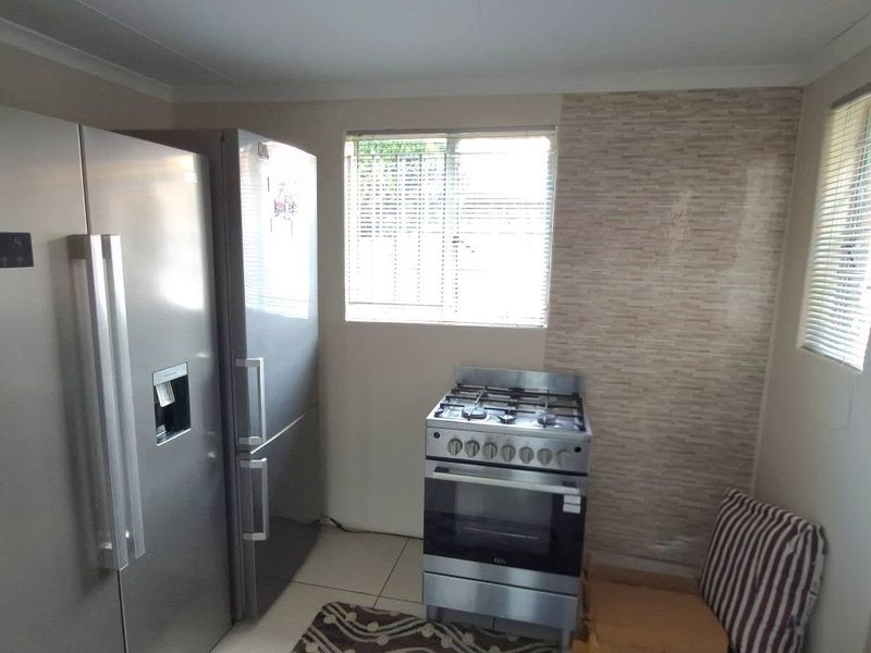 Spacious and Low maintenance 4 bedroom home - Photo 6