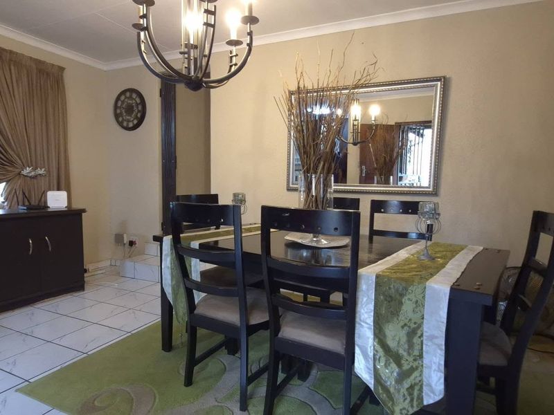 Spacious and Low maintenance 4 bedroom home - Photo 4