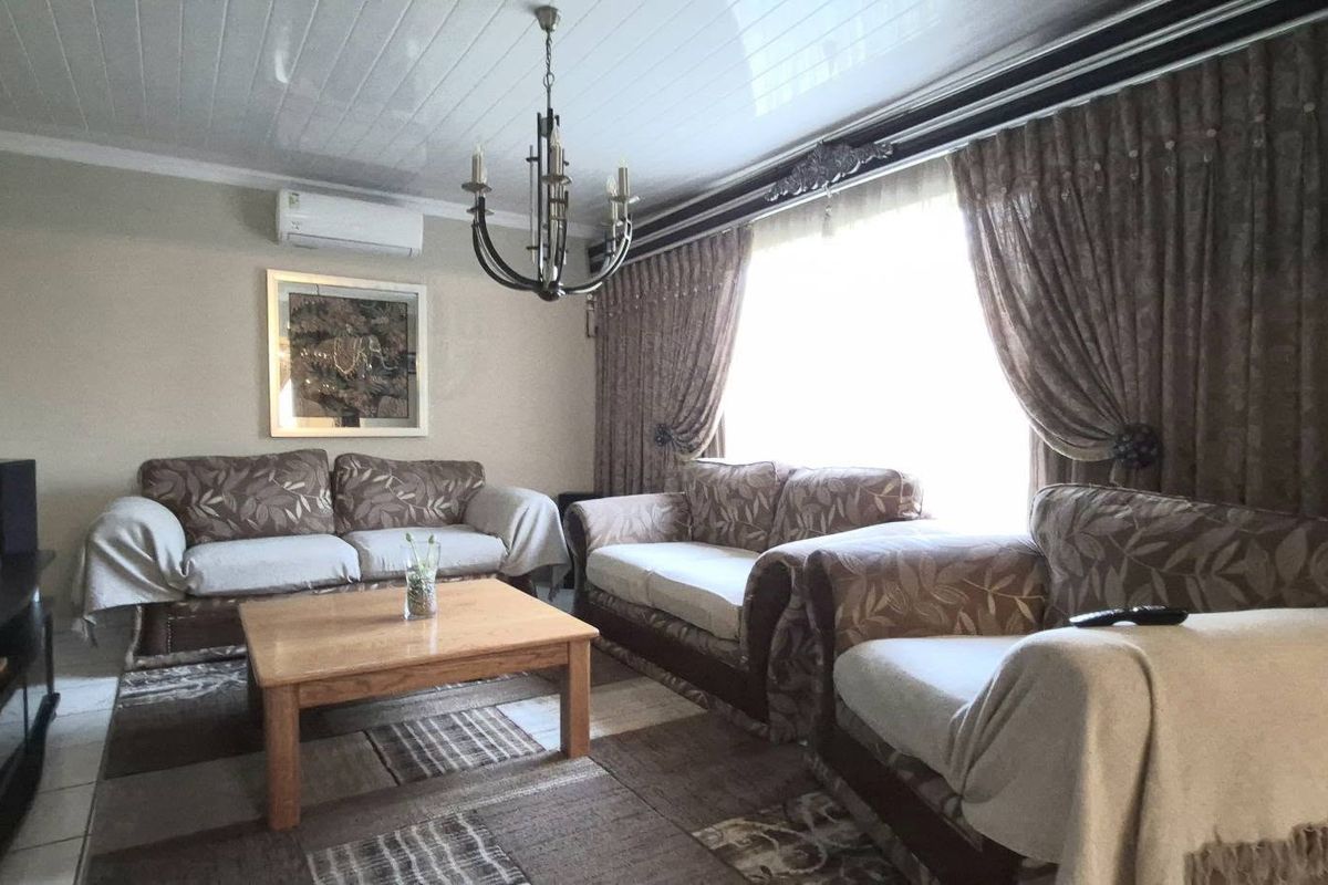 Spacious and Low maintenance 4 bedroom home - Photo 3