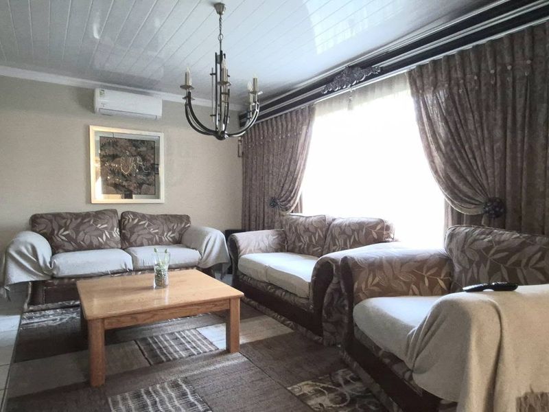 Spacious and Low maintenance 4 bedroom home - Photo 3