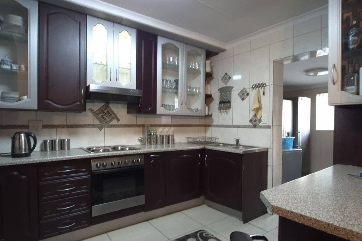 Spacious and Low maintenance 4 bedroom home - Photo 5