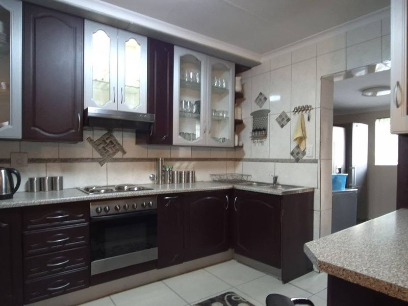 Spacious and Low maintenance 4 bedroom home - Photo 5