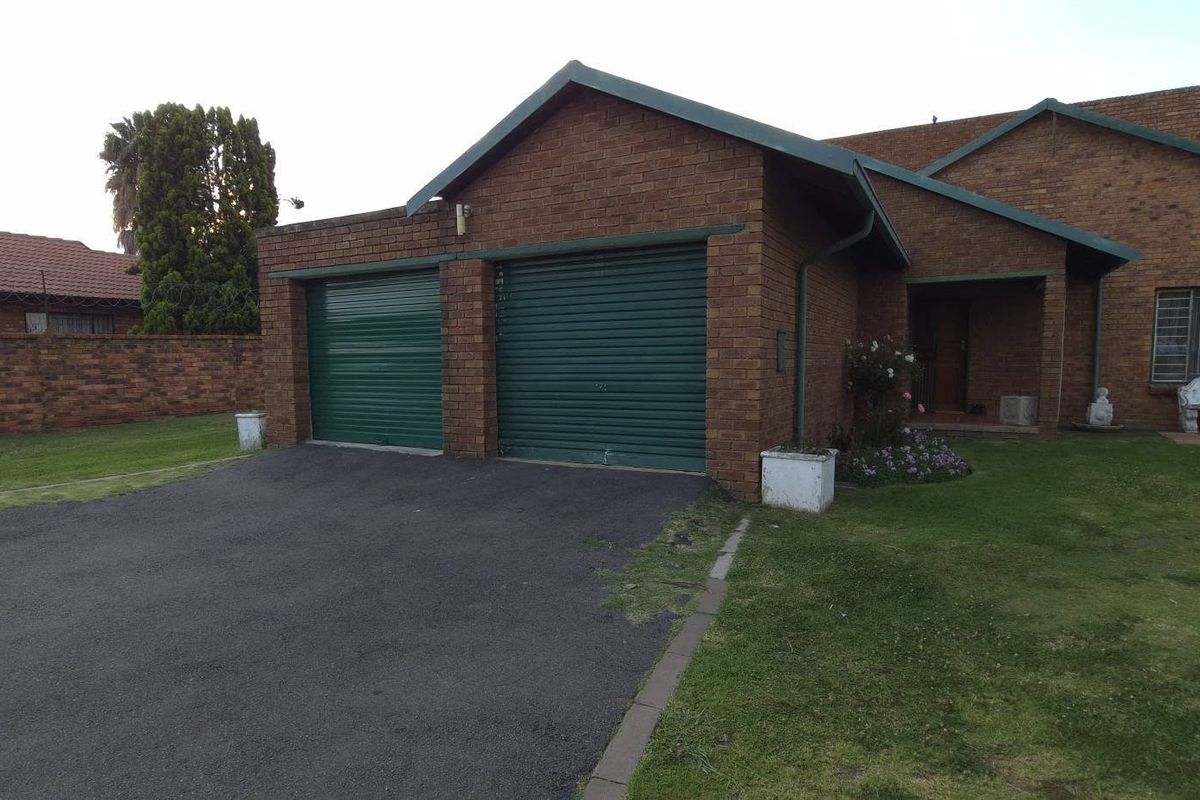 Spacious and Low maintenance 4 bedroom home - Photo 2