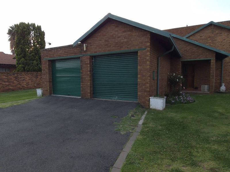 Spacious and Low maintenance 4 bedroom home - Photo 2