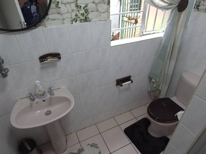 Spacious and Low maintenance 4 bedroom home - Photo 10