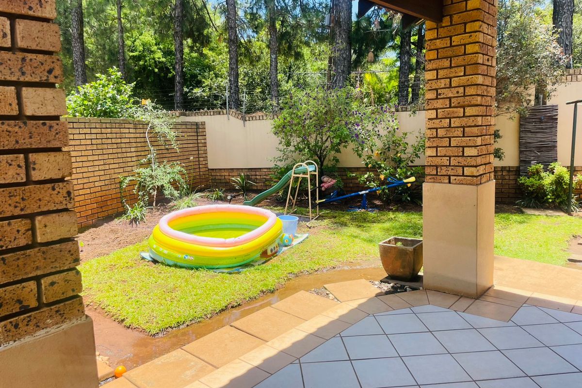 Yellow Wood Complex – Stylish 3 Bedroom Townhouse with Double Garage & Private Garden - Photo 5