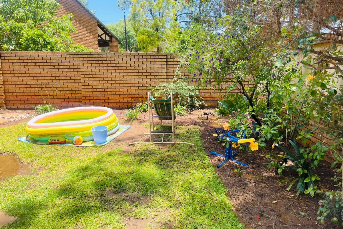 Yellow Wood Complex – Stylish 3 Bedroom Townhouse with Double Garage & Private Garden - Photo 4