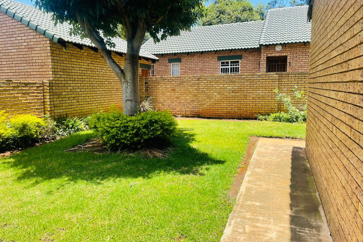 Yellow Wood Complex – Stylish 3 Bedroom Townhouse with Double Garage & Private Garden - Photo 3