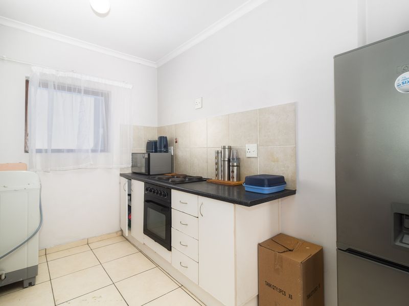 Cozy 2 Bedroom in Parklands - Photo 3
