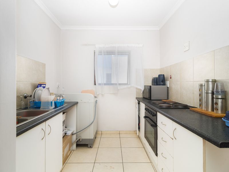 Cozy 2 Bedroom in Parklands - Photo 2
