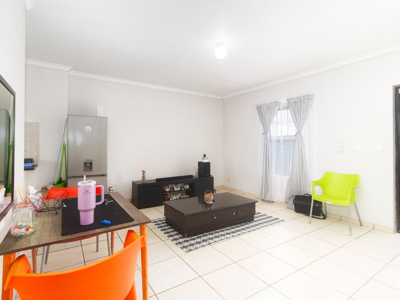 Cozy 2 Bedroom in Parklands - Photo 8