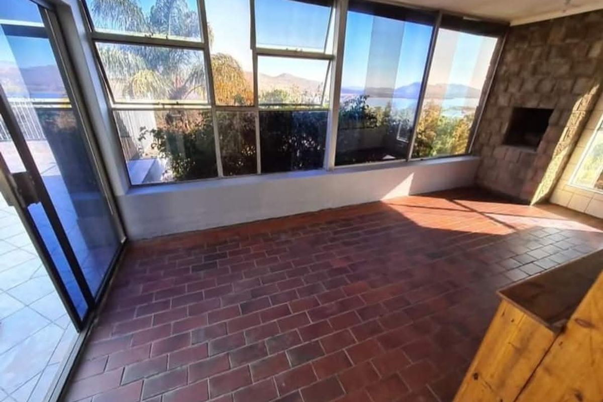 Cozy penthouse suite with Stunning Hartbeespoort Dam Views in Ifafi - Photo 4