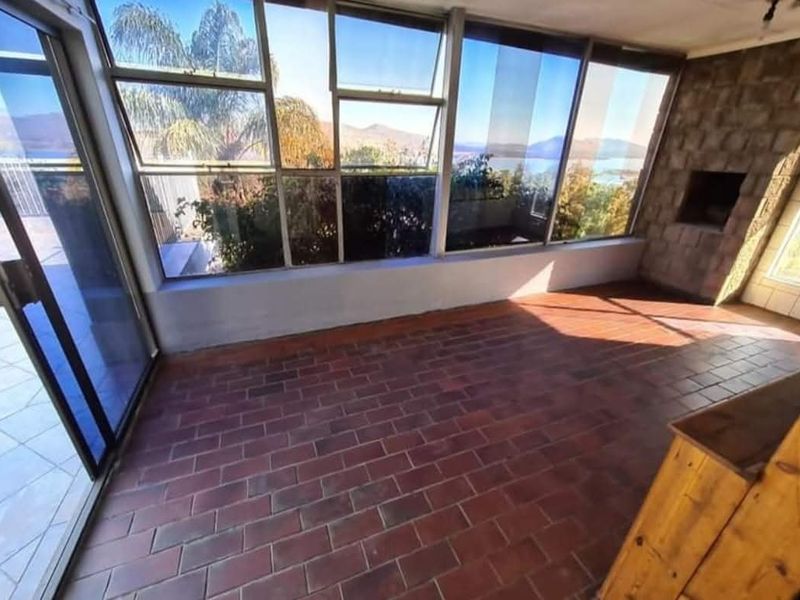 Cozy penthouse suite with Stunning Hartbeespoort Dam Views in Ifafi - Photo 4