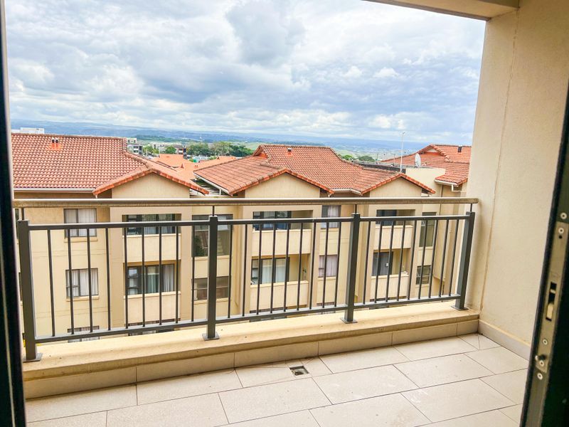Sophisticated 2 Bedroom and 2 Bathroom Apartment in Umhlanga Central - Photo 10